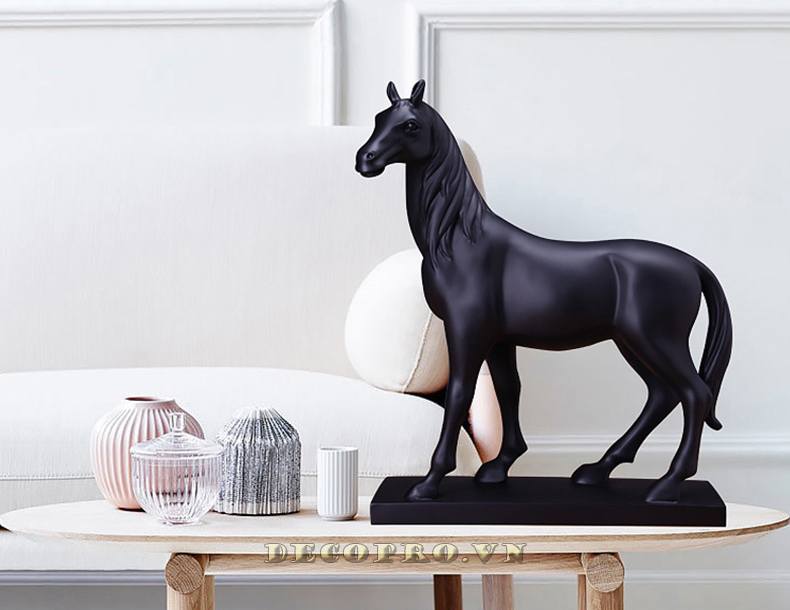 Tượng ngựa đen làm đồ decor trang trí kệ phòng khách, phòng ngủ, phòng làm việc rất sang trọng và bắt mắt