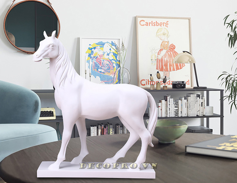 Tượng ngựa trắng làm đồ trang trí kệ sách, nhấn nhá kệ tivi phòng khách