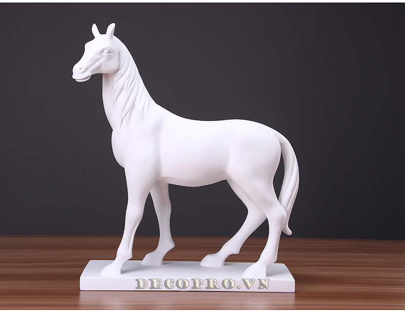Mặt trước của tượng ngựa decor trang trí màu trắng