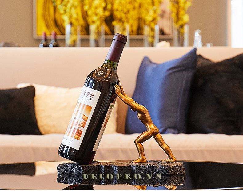Kệ rượu vang lực sĩ trang trí phòng khách đơn giản, đẹp, hiện đại