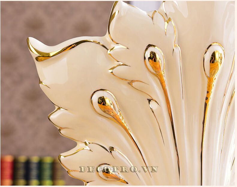 Chất liệu gốm sứ trắng ngà cùng nét vẽ vàng sang trọng tạo nên sản phẩm thật sự đẳng cấp, tinh tế và long lanh trên từng milimet