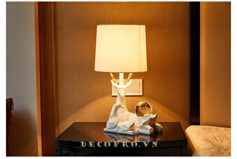 Đèn để bàn cặp hươu trang trí phòng ngủ giúp tình cảm vợ chồng thêm nồng nàn, thăng hoa