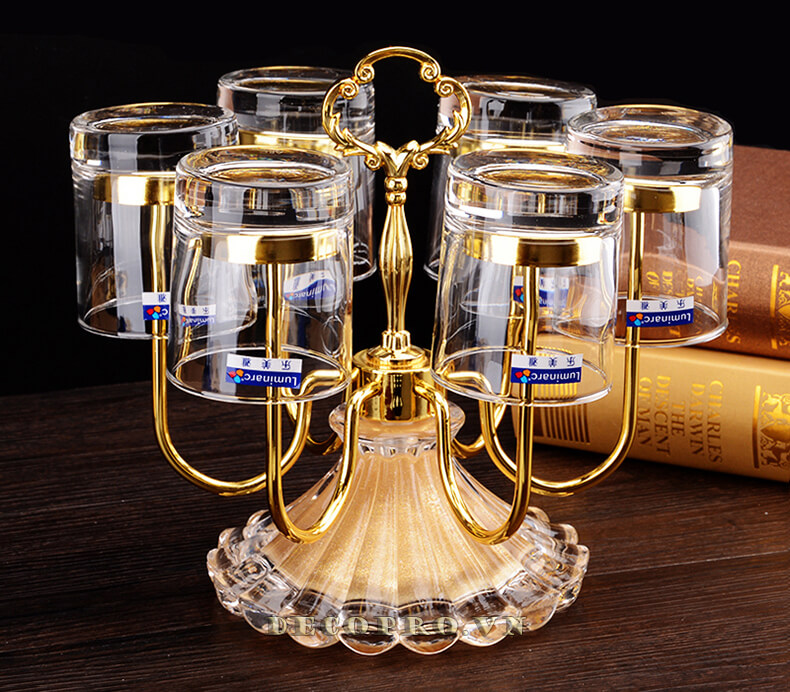 Các loại cốc thủy tinh trong suốt trưng trên chiếc giá úp cốc sẽ làm nổi bật sắc vàng ánh kim sang trọng