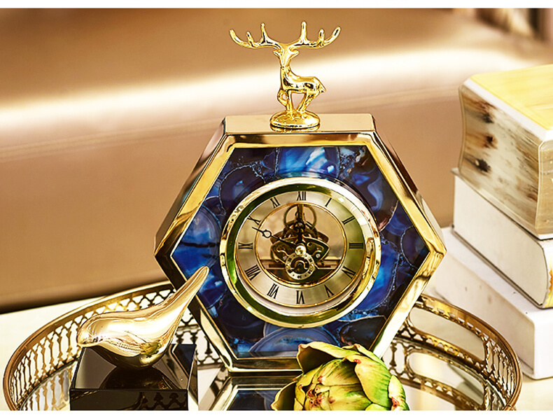 Đồng hồ để bàn hươu vàng là món đồ vừa với chức năng xem giờ, vừa làm món decor trang trí nhà dễ thương, mang nhiều sức sống tươi mới