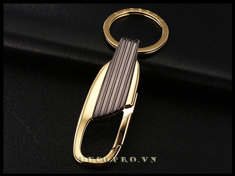 Với vẻ ngoài bắt mắt ấn tượng cùng thông điệp ý nghĩa, chiếc móc khóa này là một trong những món quà tặng bán chạy nhất shop Decopro.vn