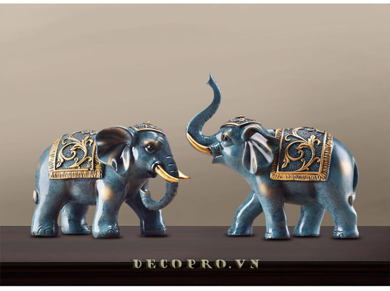 Bộ sản phẩm decor phòng đẹp với ngà voi vàng óng, lưng voi được phủ gấm màu vàng sang trọng và đậm chất nghệ thuật