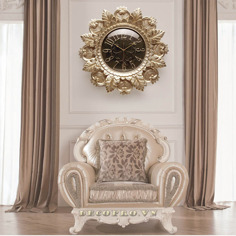 Đồng hồ treo tường hoa cung đình phù hợp với không gian phòng khách theo phong cách hoàng gia