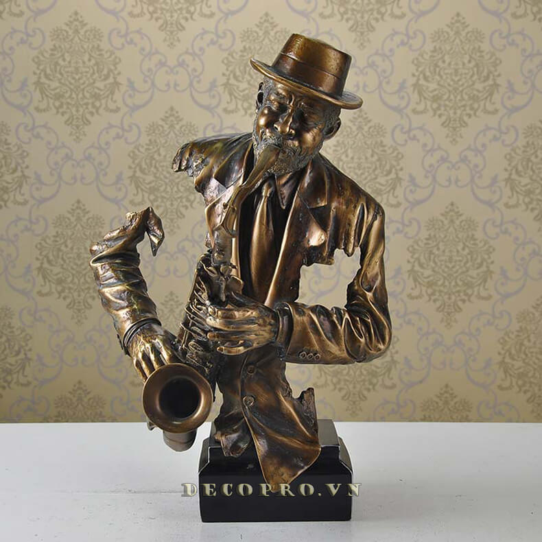 Bức tượng người nghệ sĩ đang say sưa thổi kèn Saxophone