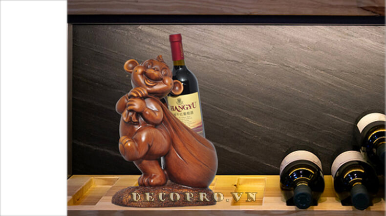 Kệ rượu khỉ vừa là vật dụng trang trí nhà cửa, vừa là kệ trưng bày trang trí những chai rượu vang sang chảnh