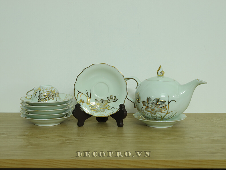 Ấm trà và đĩa đồng nhất với họa tiết hoa sen vẽ vàng