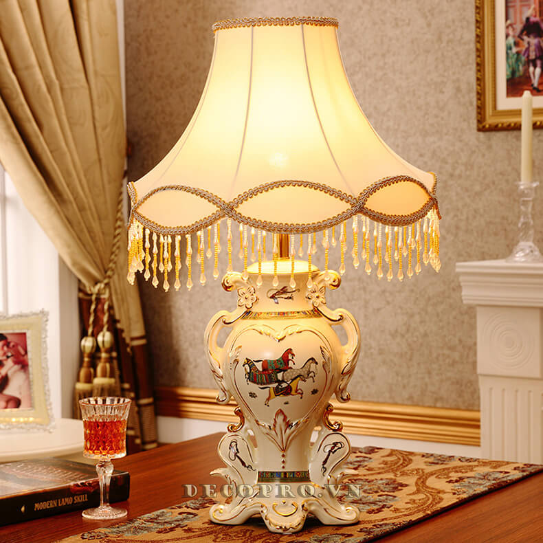 Đèn bàn gốm sứ vẽ vàng Mã đáo tại Shop đồ trang trí nhà Decopro.vn
