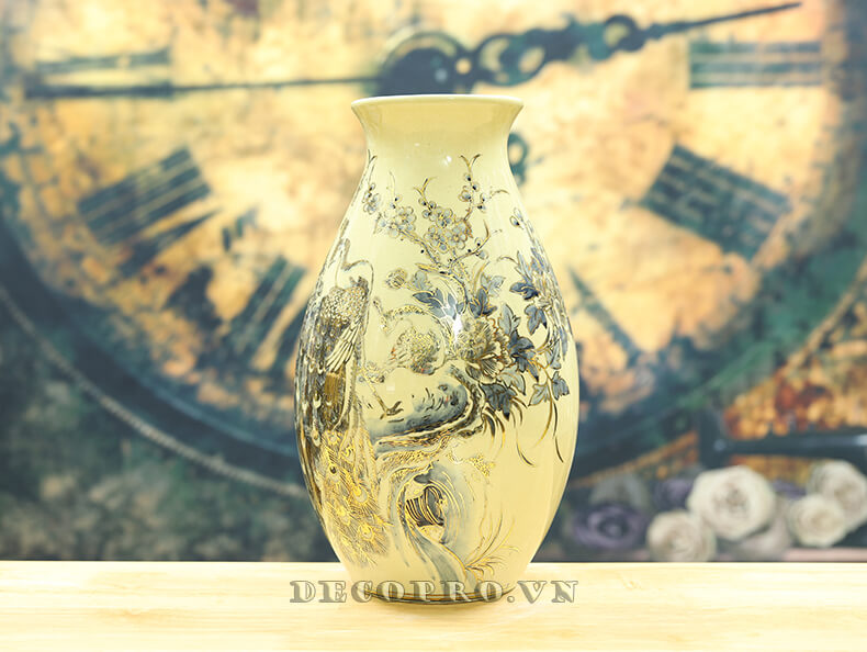 Hình ảnh chim công cùng họa tiết hoa mai vẽ vàng trên bình gốm sứ sống động như thật
