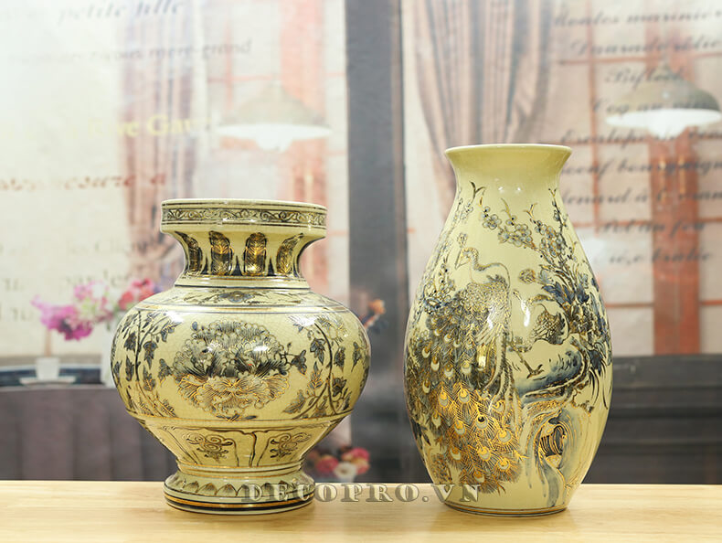 Bình Phượng Hoàng (bên trái) và bình Chim Công (bên phải) gốm sứ Chu Đậu men rạn vẽ vàng 24k