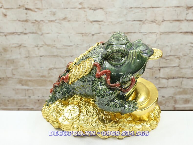 Tượng góc phong thủy ngậm tiền vàng làm từ gốm sứ dát vàng cao cấp – Quà tặng khai trương ý nghĩa tại shop Decopro.vn