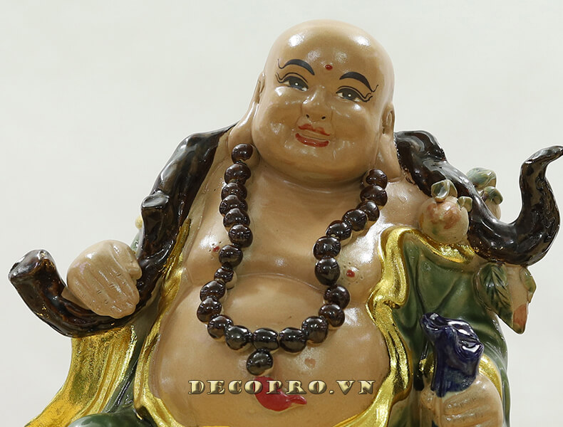 Cận cảnh chụp khuôn mặt Phật hiền từ, phúc hậu