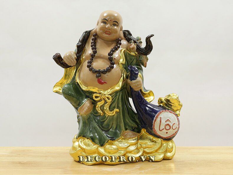 Tượng Phật Di Lặc gốm sứ Chu Đậu với nụ cười hạnh phúc chuẩn bị đi phát lộc vàng cho nhân gian trở thành quà tết cho doanh nghiệp khiến số đông nhân viên gật gù thích thú