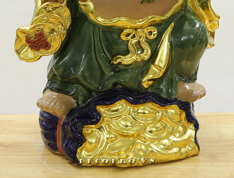 Cận cảnh những thỏi tiền vàng nằm dưới chân tượng Phật
