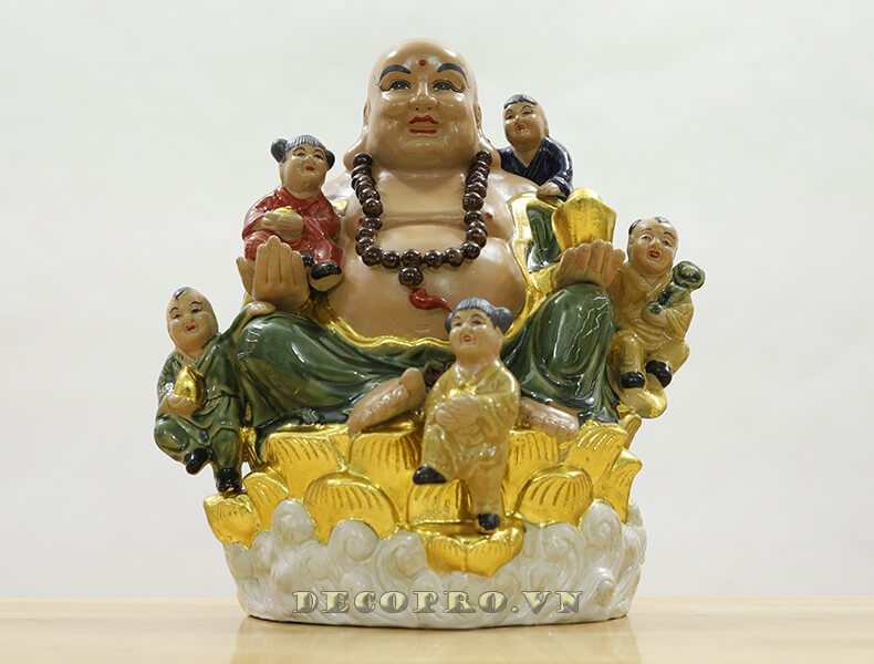 Trưng tượng Phật Di Lặc làm đồ trang trí nhà đặt ở phòng khách nơi trang trọng sẽ giúp bạn thu hút nhiều vượng khí, hỗ trợ cải vận làm ăn…