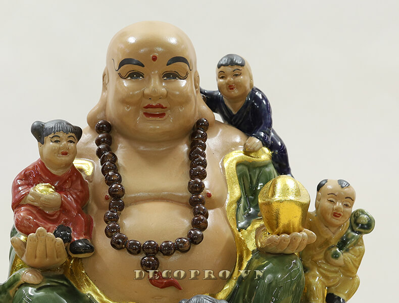 Cận cảnh gương mặt phúc hậu của tượng Phật Di Lặc làm quà tặng khai trương ý nghĩa