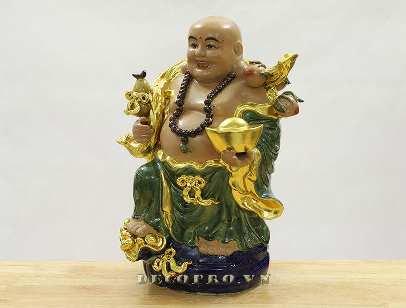Ánh vàng sang trọng làm điểm nhấn giúp bức tượng Phật Di Lặc làm đồ trang trí nhà phong thủy bừng sáng trong mọi không gian