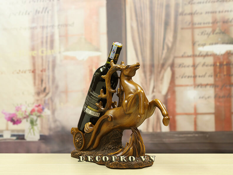 Kệ rượu vang hươu sừng tấm tượng trưng cho sức bền, trí thông minh và sự nhanh nhạy