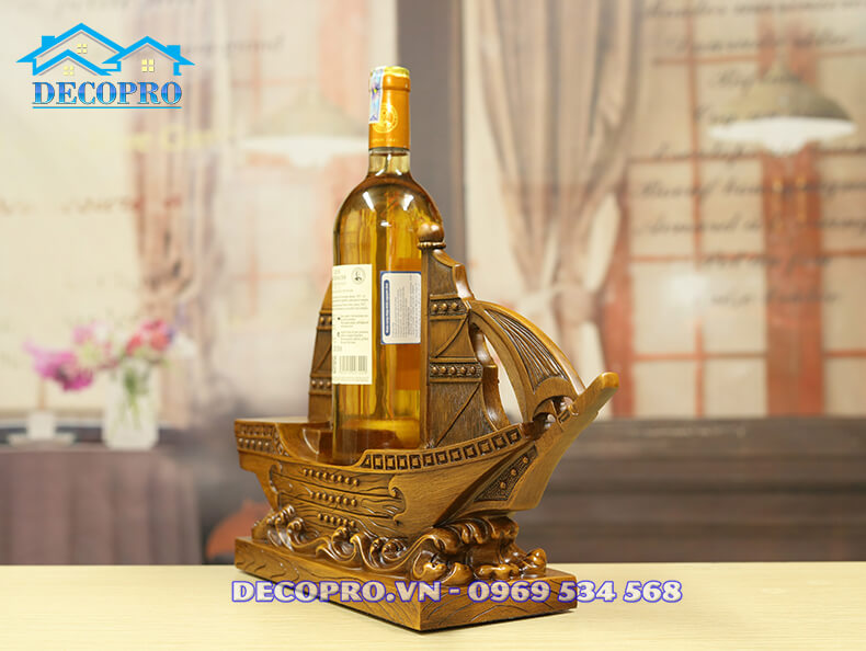 Mặt trước của kệ để rượu vang thuyền buồm KR003 – quà tặng sếp cao cấp