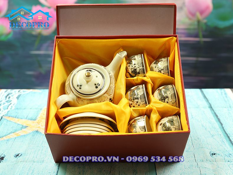 Toàn ảnh hộp quà tặng bộ ấm trà cá chép Chu Đậu tại cửa hàng quà tặng Decopro.vn