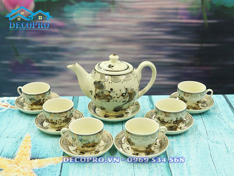 Pha trà trong bộ ấm chén Chu Đậu giúp lưu giữ vẹn nguyên hương vị của trà