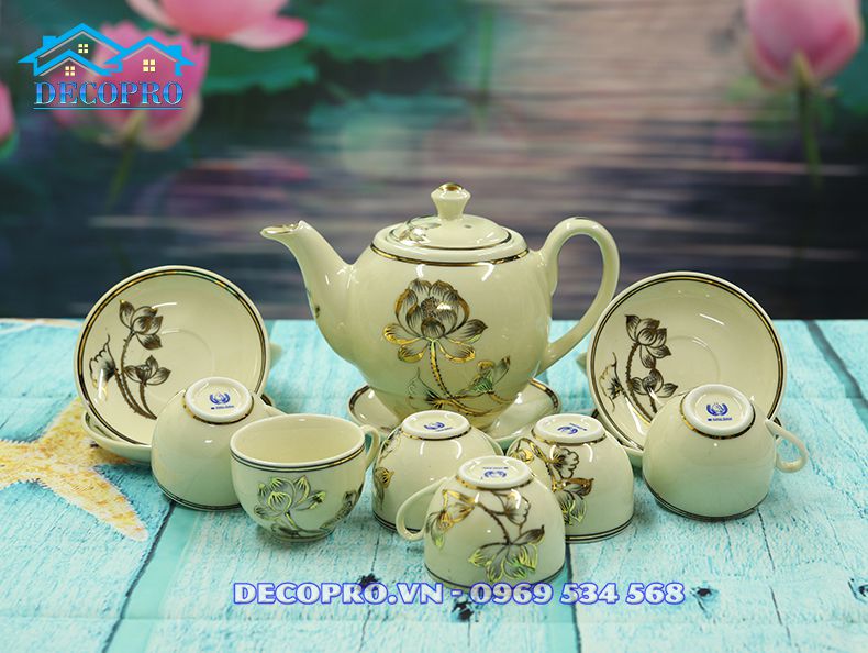 Đáy bộ ấm chén trà có con dấu xanh của làng Chu Đậu khẳng định sản phẩm chính hãng 