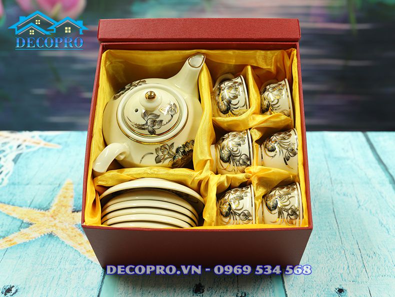 Sản phẩm được shop quà tặng Decopro.vn đóng hộp chống sốc, giúp bộ ấm chén trà vẹn nguyên giá trị khi trao tới tay khách hàng