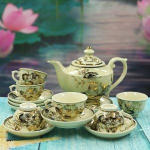 Bộ ấm trà Hoa Sen gốm Chu Đậu vẽ vàng 600ml BAT104 A2