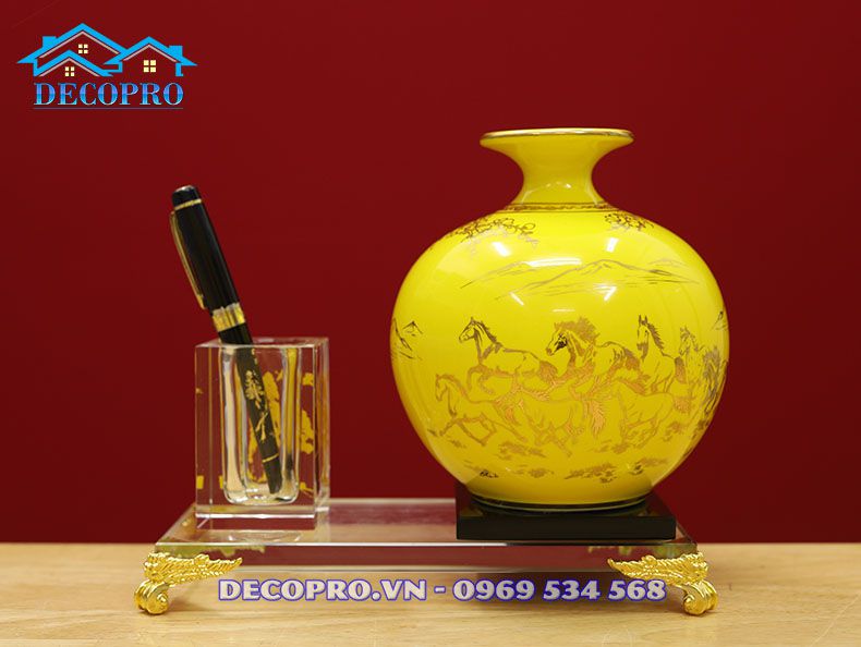 Bình Tài Lộc Thuận Buồm Xuôi Gió QTV013-A2 màu vàng vượng Thổ, rất phù hợp làm quà tặng sếp nam ngành bất động sản