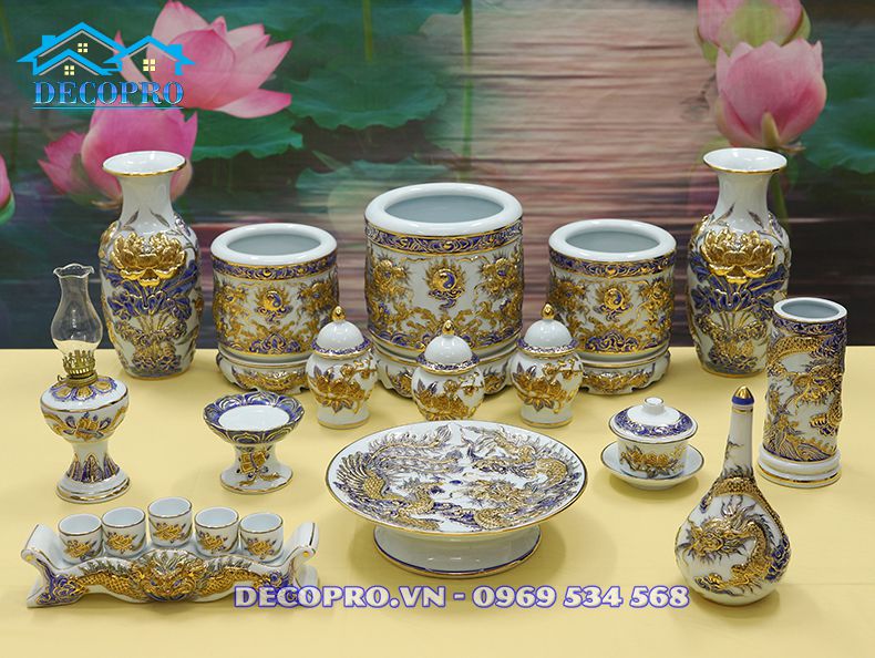 Bát hương là món đồ thiêng liêng trên bàn thờ của người Việt